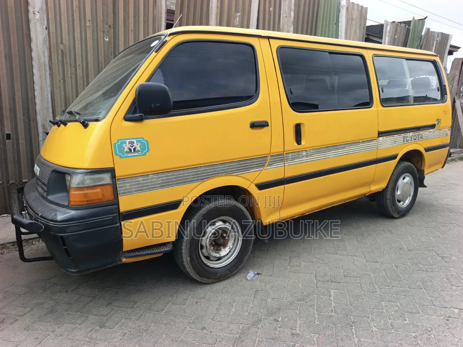Toyota HiAce 2000 Yellow