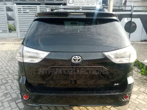 Toyota Sienna SE Premium 8-Passenger 4dr Minivan (3.5L 6cyl 6A) 2015