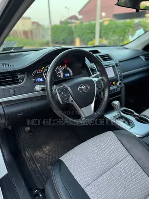 Toyota Camry SE 4dr Sedan (2.5L 4cyl 6A) 2013 White