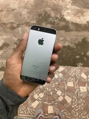 Apple iPhone SE 32 GB Silver