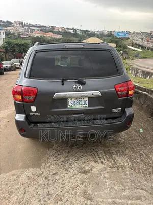 Toyota Sequoia Limited 4dr SUV 4WD (5.7L 8cyl 6A) 2010 Gray