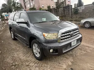 Toyota Sequoia Limited 4dr SUV 4WD (5.7L 8cyl 6A) 2010 Gray