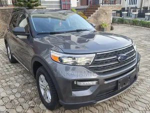 Ford Explorer XLT 2022 Gray