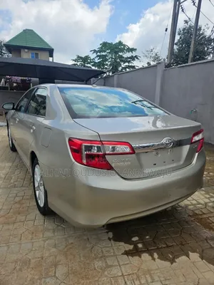 Toyota Camry XLE 4dr Sedan (2.5L 4cyl 6A) 2014 Gold