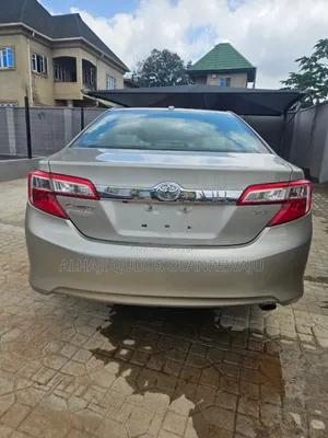 Toyota Camry XLE 4dr Sedan (2.5L 4cyl 6A) 2014 Gold