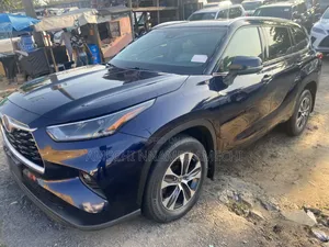 Toyota Highlander XLE 2021 Blue