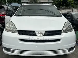 Toyota Sienna LE AWD (3.3L V6 5A) 2004 White