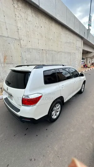 Toyota Highlander SE 2012 White