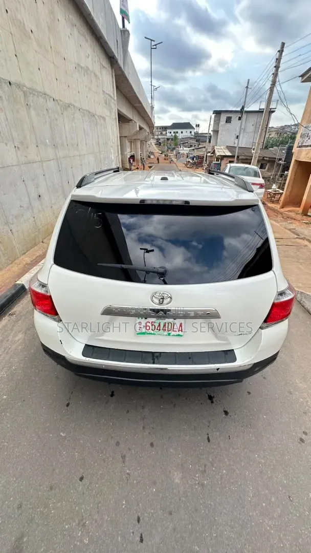 Toyota Highlander SE 2012 White