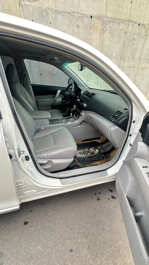 Toyota Highlander SE 2012 White