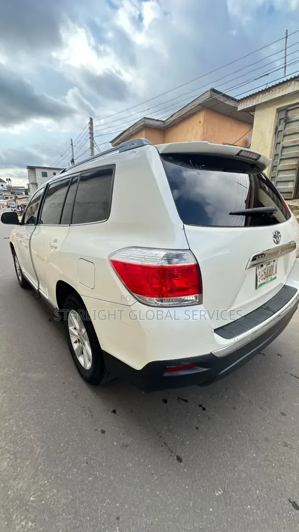 Toyota Highlander SE 2012 White