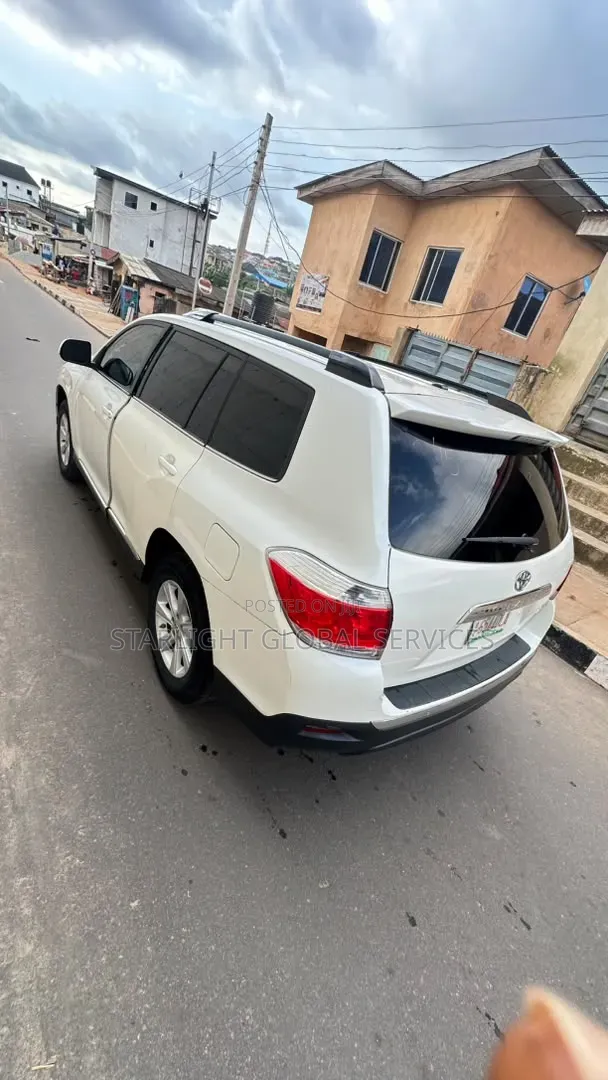 Toyota Highlander SE 2012 White