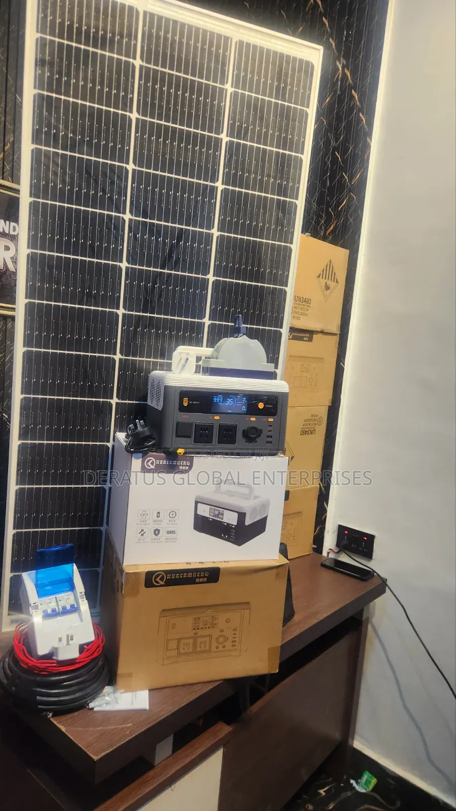 Rechargeable 700W Solar Power Station With Solar Panel