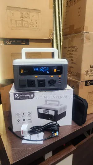 Rechargeable 700W Solar Power Station With Solar Panel