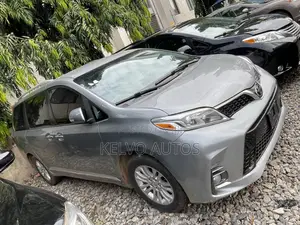 Toyota Sienna 2016 Silver