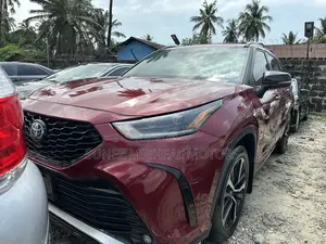 Toyota Highlander XSE AWD 2023 Red