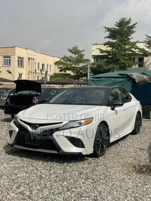 Toyota Camry XLE FWD 2020 White