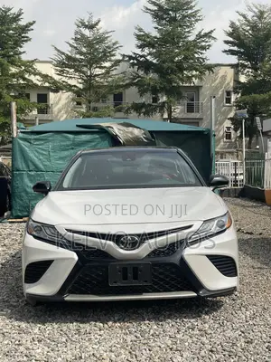 Toyota Camry XLE FWD 2020 White