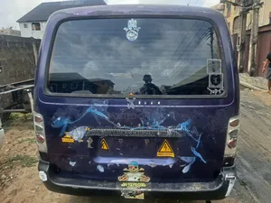 Toyota HiAce 2004 Pink