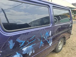 Toyota HiAce 2004 Pink