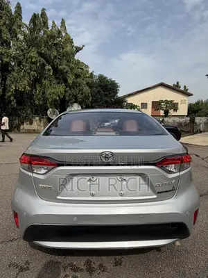 Toyota Corolla LE 2021 Silver