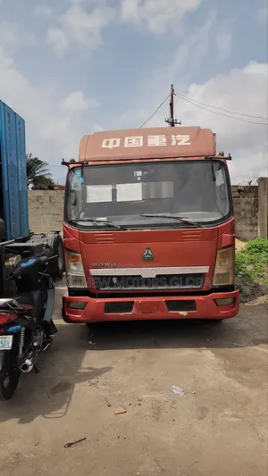 Foreign Used Sinotruk Howo Box Body Cargo Truck