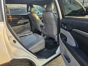 Toyota Highlander XLE 4x2 V6 (3.5L 6cyl 8A) 2018 White