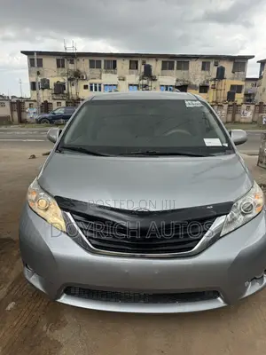 Toyota Sienna LE 8 Passenger (3.5L 6cyl 8A) 2017 Silver