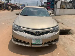 Toyota Camry SE 4dr Sedan (2.5L 4cyl 6A) 2014 Gold