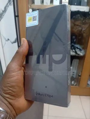 New Samsung Galaxy Z Flip4 256 GB Purple