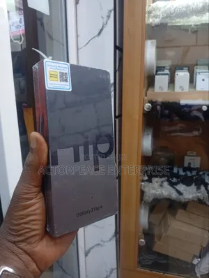 New Samsung Galaxy Z Flip4 256 GB Black