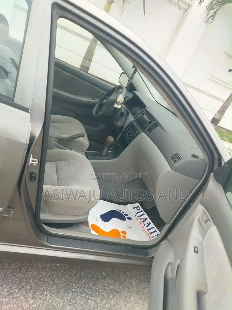 Toyota Corolla LE 2005 Gray