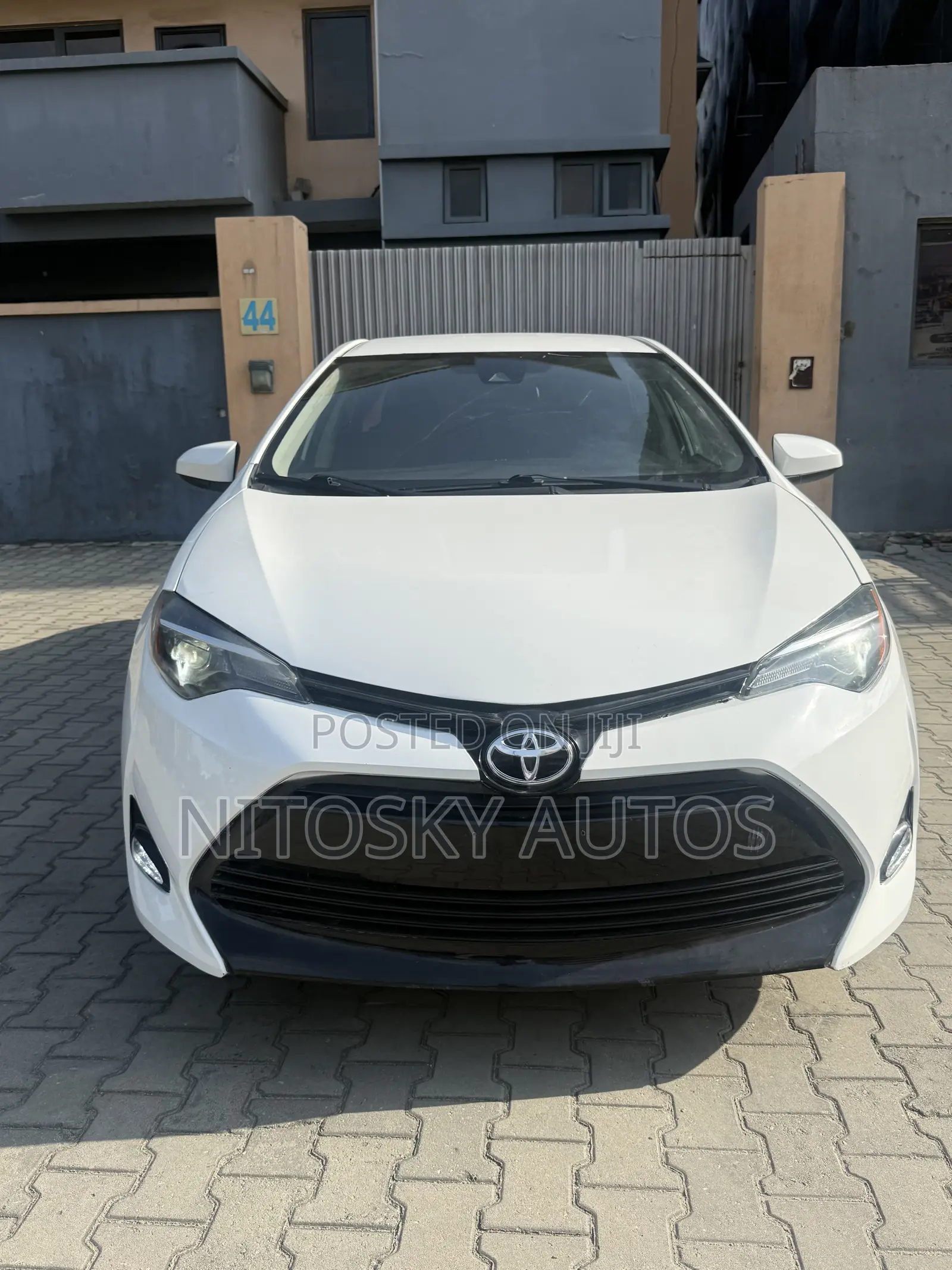 Toyota Corolla LE (1.8L 4cyl 2A) 2018 White