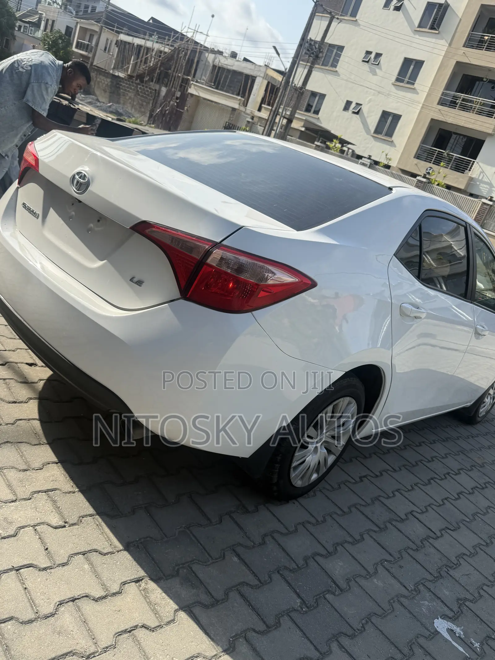 Toyota Corolla LE (1.8L 4cyl 2A) 2018 White