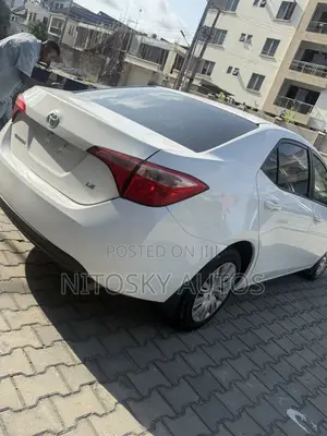 Toyota Corolla LE (1.8L 4cyl 2A) 2018 White
