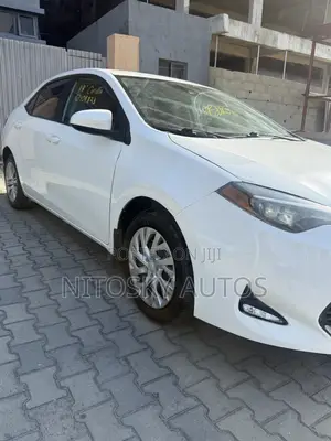 Toyota Corolla LE (1.8L 4cyl 2A) 2018 White
