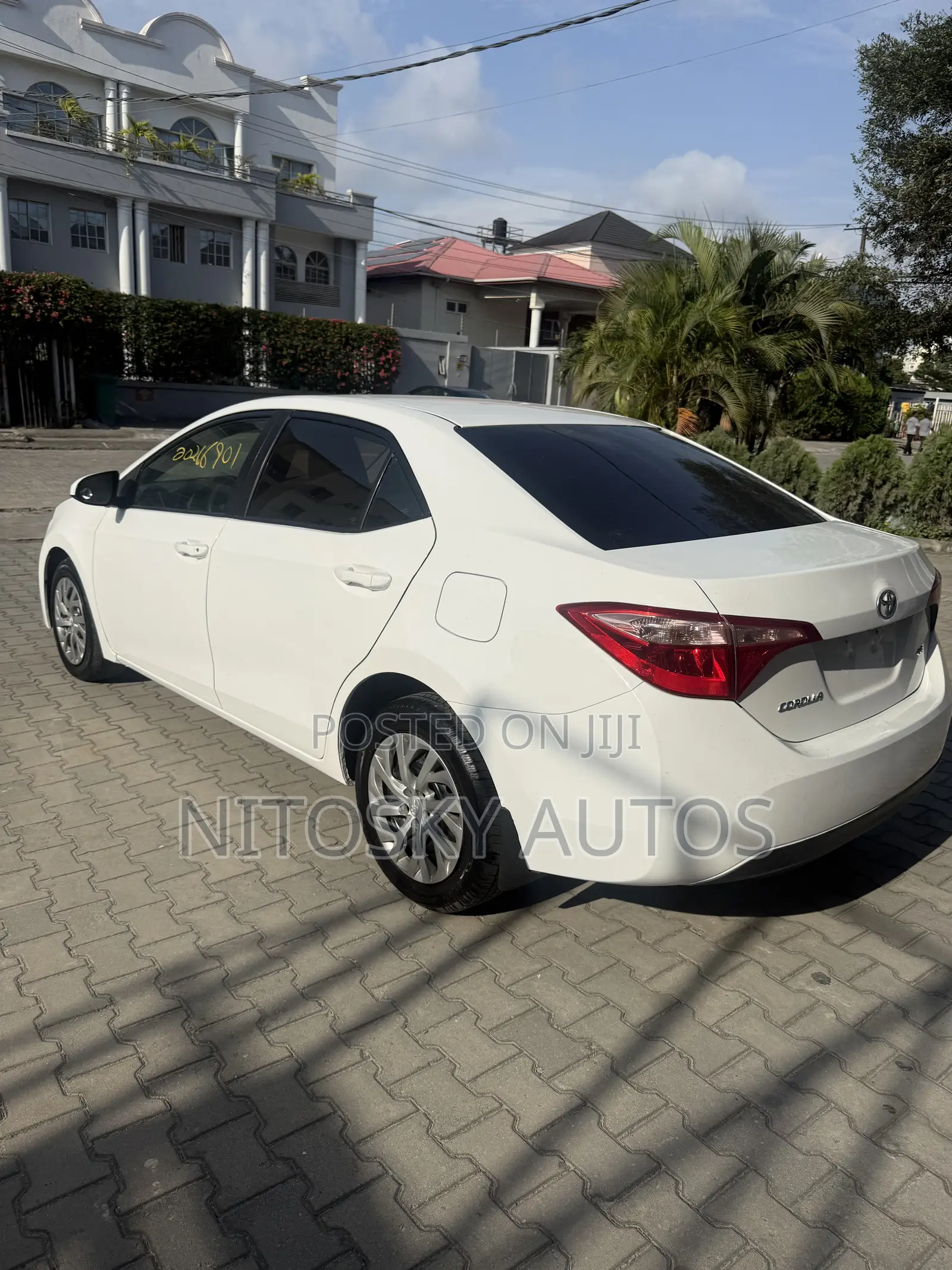 Toyota Corolla LE (1.8L 4cyl 2A) 2018 White