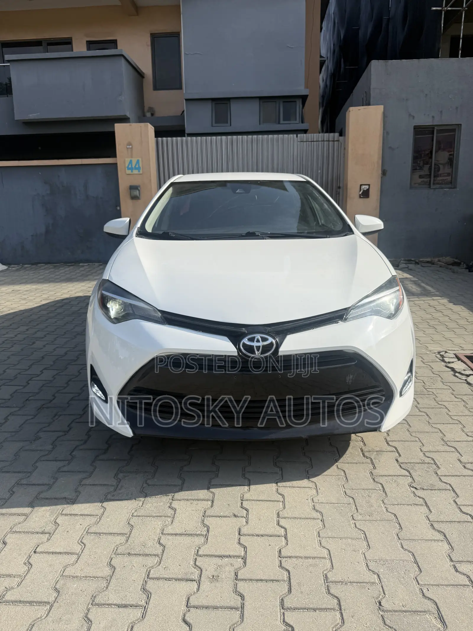 Toyota Corolla LE (1.8L 4cyl 2A) 2018 White
