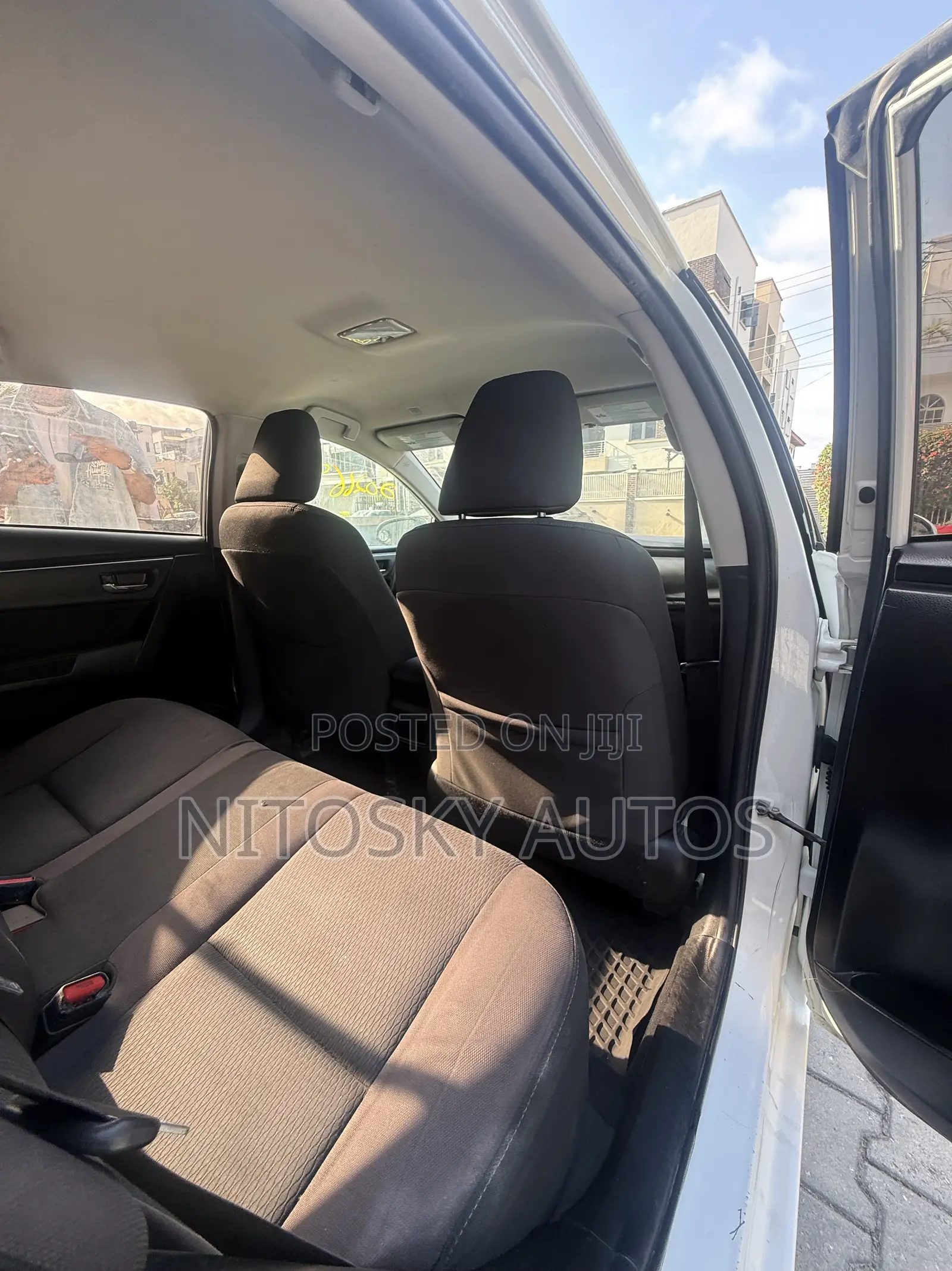 Toyota Corolla LE (1.8L 4cyl 2A) 2018 White