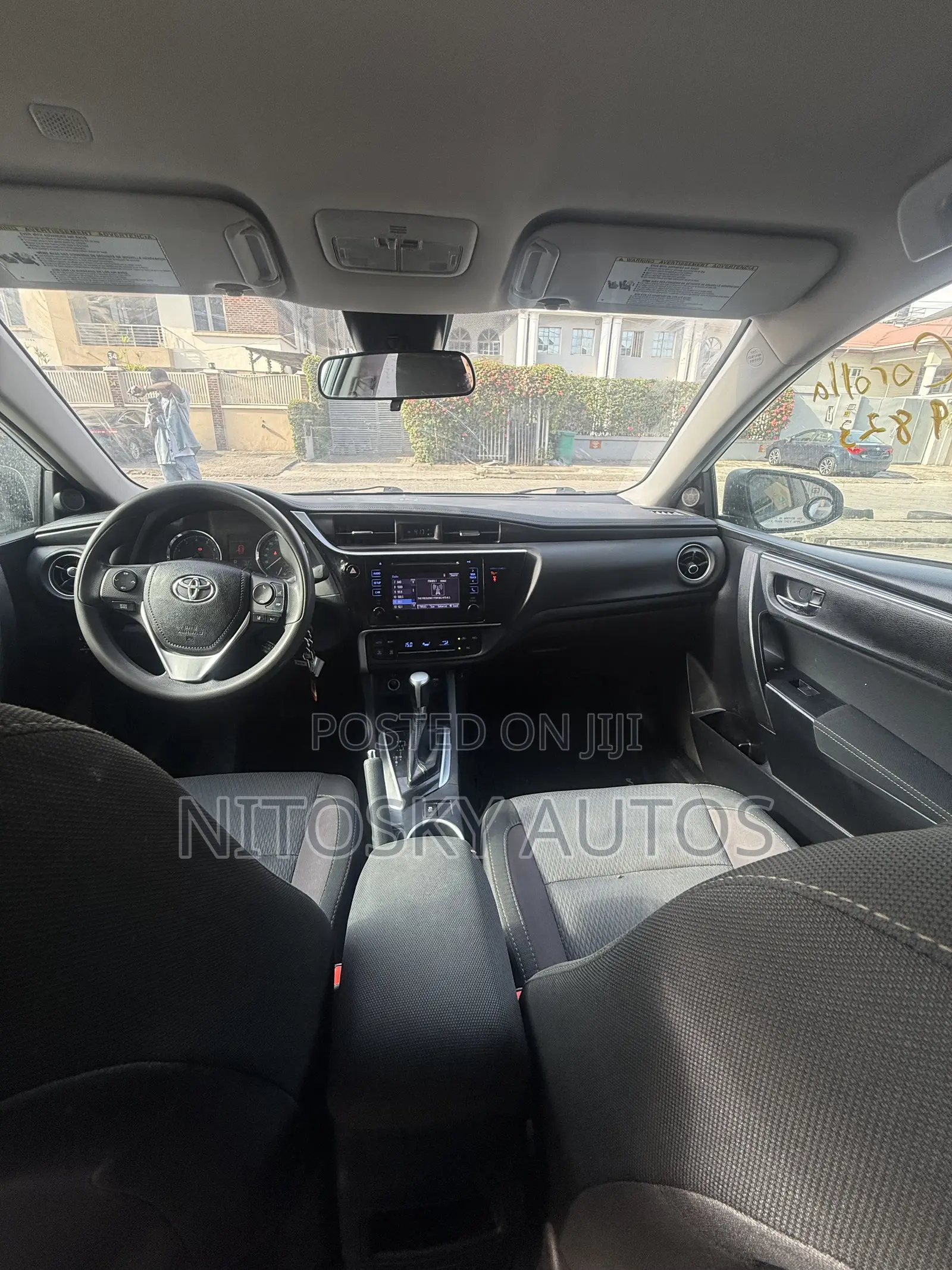 Toyota Corolla LE (1.8L 4cyl 2A) 2018 White