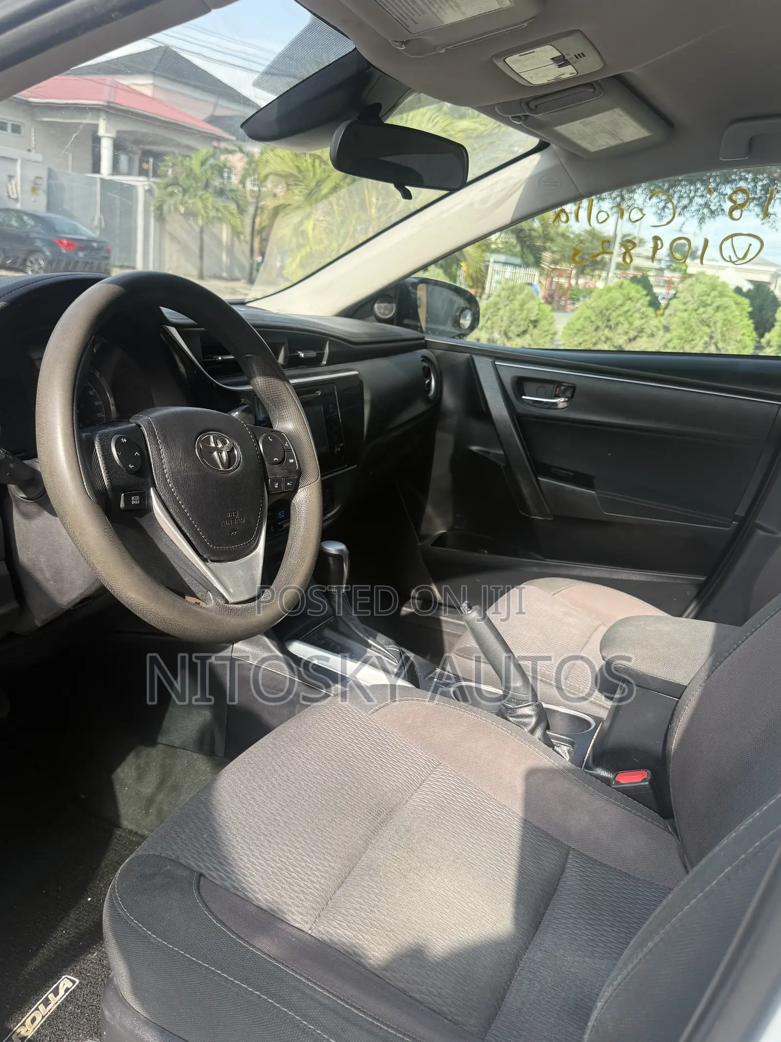 Toyota Corolla LE (1.8L 4cyl 2A) 2018 White