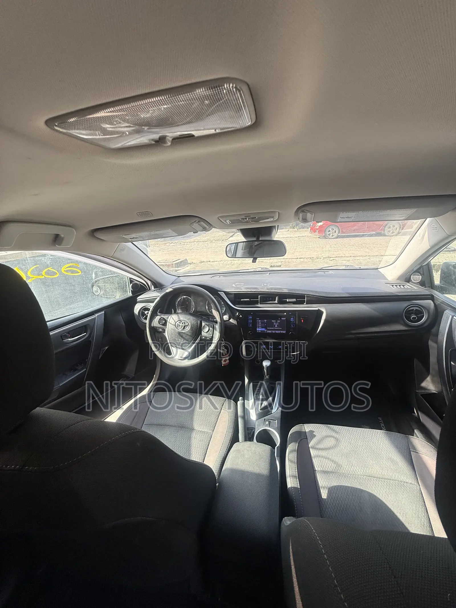 Toyota Corolla LE (1.8L 4cyl 2A) 2018 White