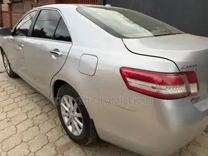 Toyota Camry XLE 4dr Sedan (2.5L 4cyl 6AM) 2010 Silver