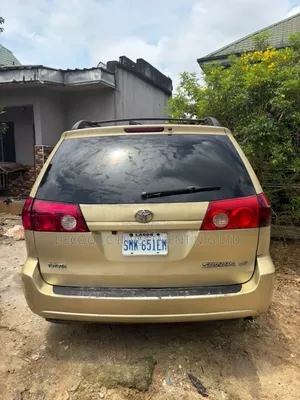 Toyota Sienna XLE FWD 2006 Gold