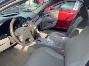 Toyota Camry LE 4dr Sedan (2.5L 4cyl 6A) 2011 Gray