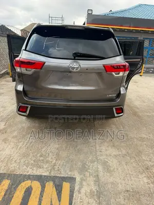 Toyota Highlander Limited 4x4 V6 (3.5L 6cyl 8A) 2017 Gray