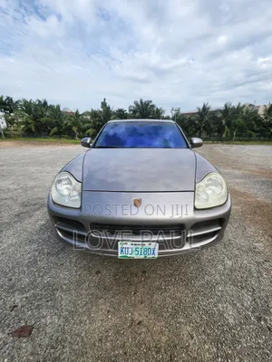Porsche Cayenne 2011 Gold