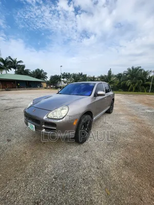 Porsche Cayenne 2011 Gold