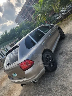 Porsche Cayenne 2011 Gold