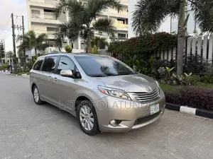 Toyota Sienna Limited Premium 7 Passenger (3.5L 6cyl 8A) 2017 Gold